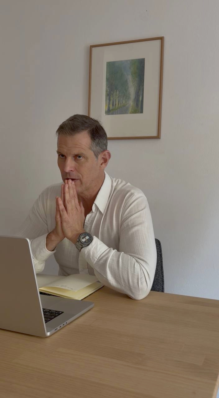 Rainer hört im Online-Coaching aufmerksam zu