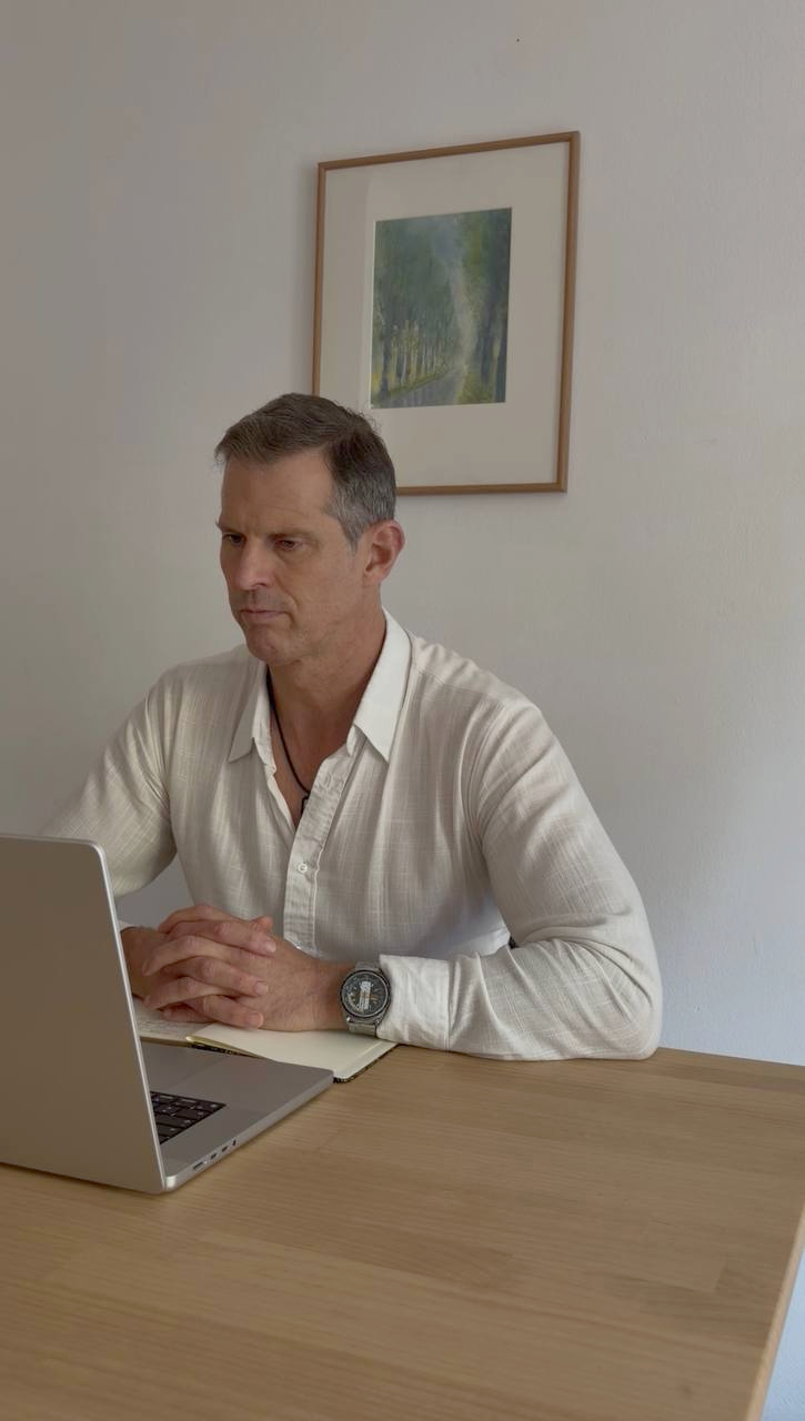 Rainer am Laptop beim Online-Coaching