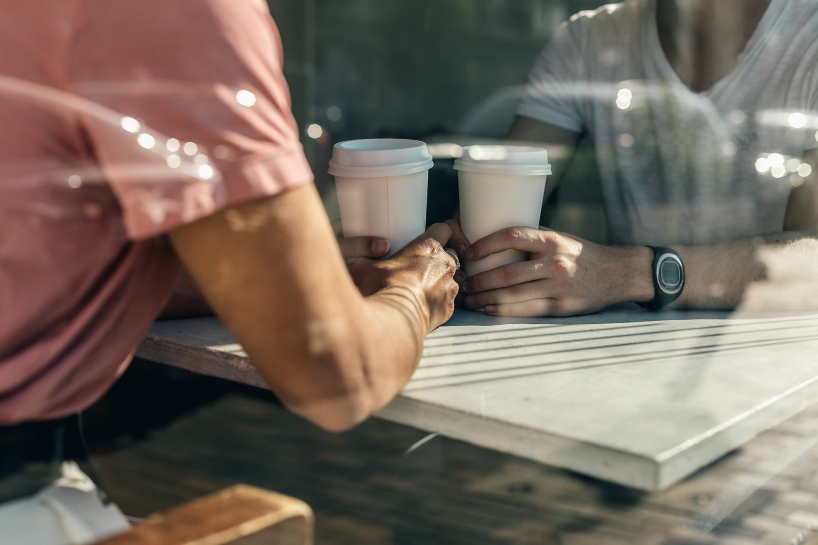 Ein Mann und eine Frau sitzen bei einem Kaffee im Gespräch zusammen